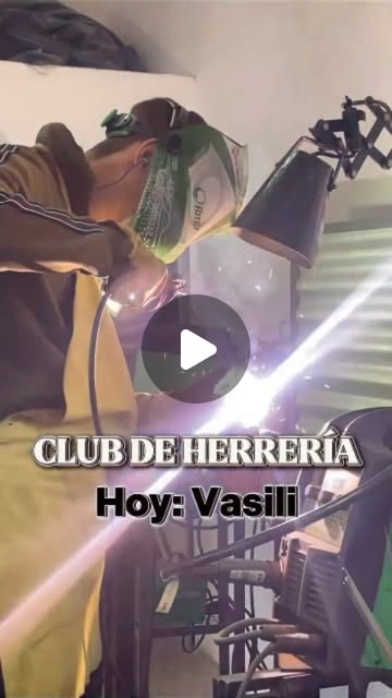 Vasilii trabajando con soldadura durante su formación en herrería